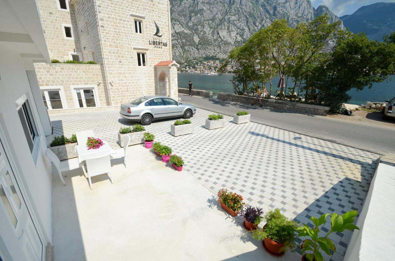 Seafront Apartment Vujovic Prcanj Exterior photo